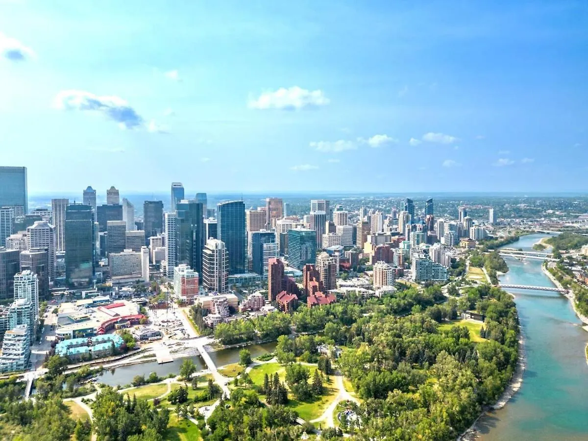 度假居 卡加利Near Stampede! Poolside Bliss - 22Fl Dt Tower View, Free Banff Pass, Parking, Gym, Wine!别墅