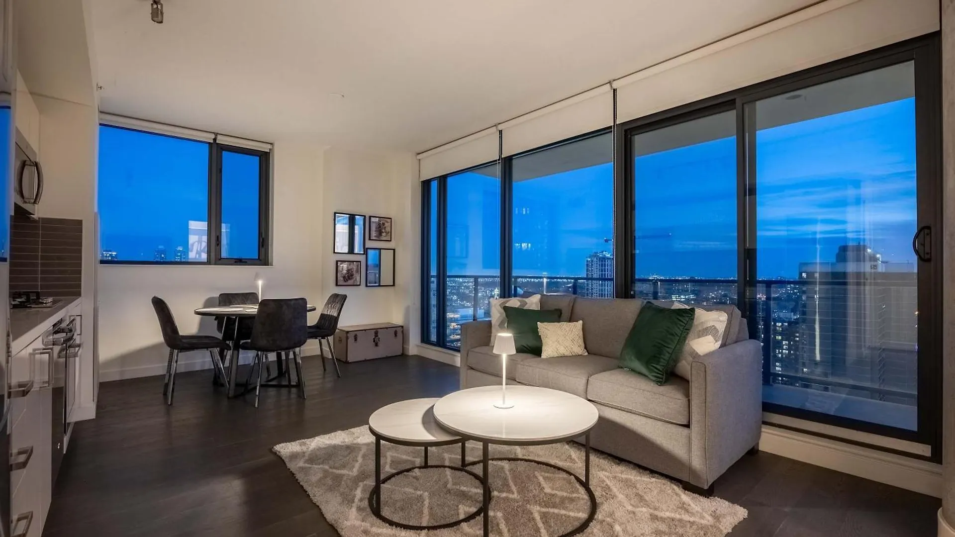 卡加利Near Stampede! Poolside Bliss - 22Fl Dt Tower View, Free Banff Pass, Parking, Gym, Wine!别墅